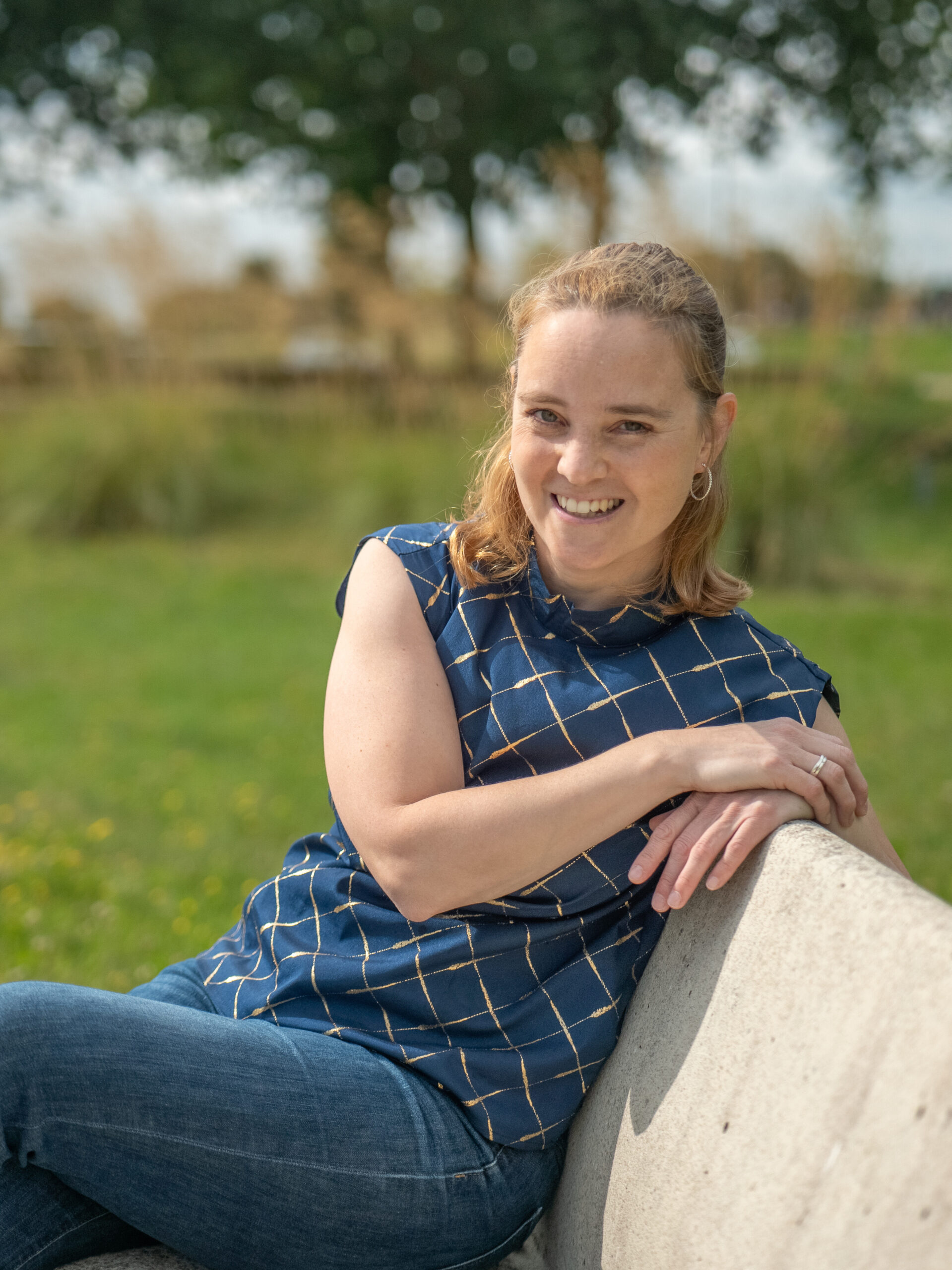 chantal-zittend-op-bankje